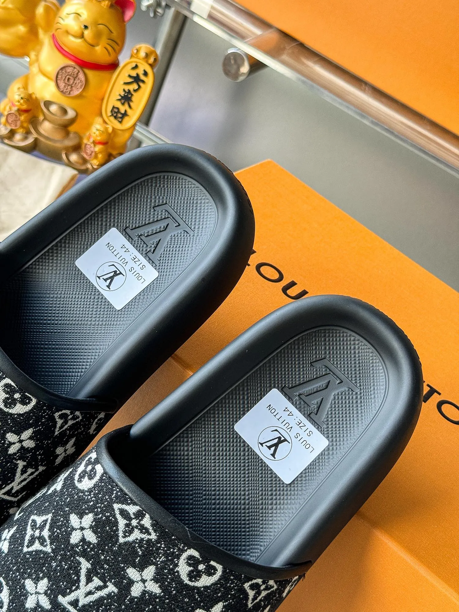 [L Home] P: 300💰 ▪️Shoe size: Women's 35-40 Men's 38-46▪️Packaging: Counter top quality~original packaging Louis Vuitton lv couple's monogram embossed slippers This season, Waterfront sandals return with a new look, and the upper buckle is embossed with Louis Vuitton's iconic Monogram pattern. Made of waterproof rubber with a comfortable and resilient insole. The lightweight, flexible outsole is embossed with the Louis Vuitton logo. Exquisitely packaged at the delivery counter 🛍📦 ▪️Fabric: Original molded rubber foam ▪️Sole: Original molded rubber foam outsole ▪️Sole thickness: 3CM.